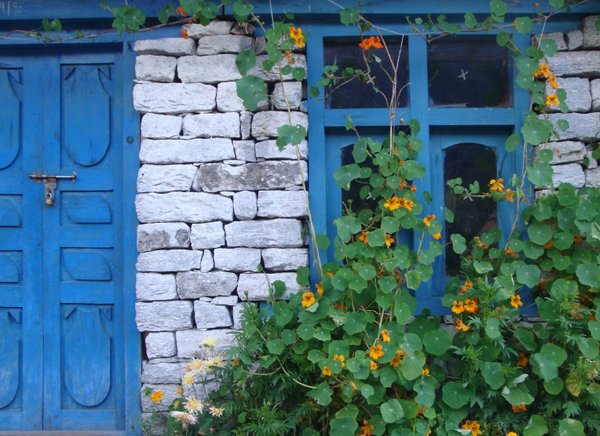 854 Haus mit blauem Fenster, Nepal